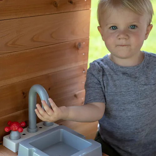 Vista 9 de Backyard Discovery Aspen - Casa de juegos de madera de cedro para niños tipo cabaña con cocina de juego, barra de aperitivos, banco de pícnic