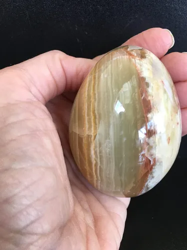 Vista 4 de Ónix natural con bandas de arco iris de 2.5 pulgadas, forma de huevo, piedra de cristal curativo, mineral