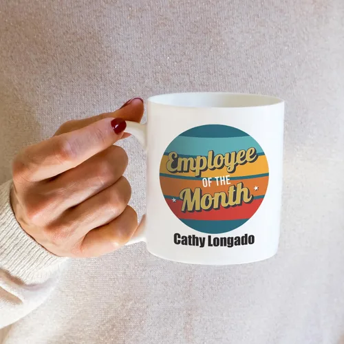 Vista 4 de Taza de café con nombre personalizado para empleados del mes/One Taza de cerámica blanca de 11 onzas/Taza de café de reconocimiento de lugar