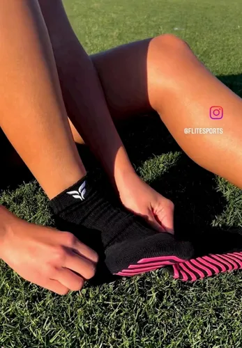 Vista 4 de FLITE SPORTS Calcetines antideslizantes para fútbol, fútbol sala, LAX, Pickleball, calcetines de neón para hombres y mujeres