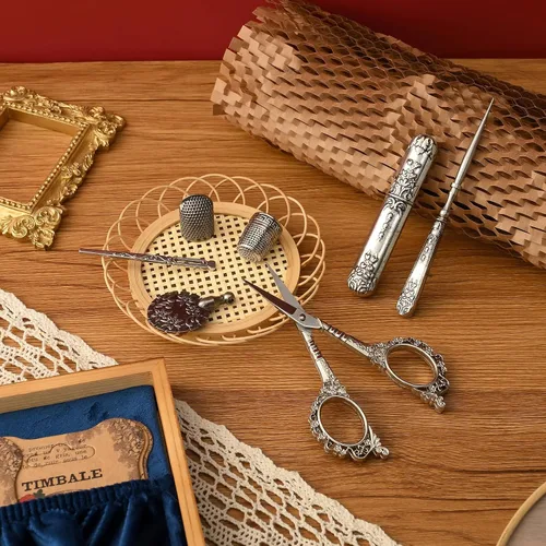 Vista 7 de Kit de tijeras de bordado vintage, regalo de Navidad para profesionales de costura, kit de costura antiguo europeo, herramientas de costura Plata