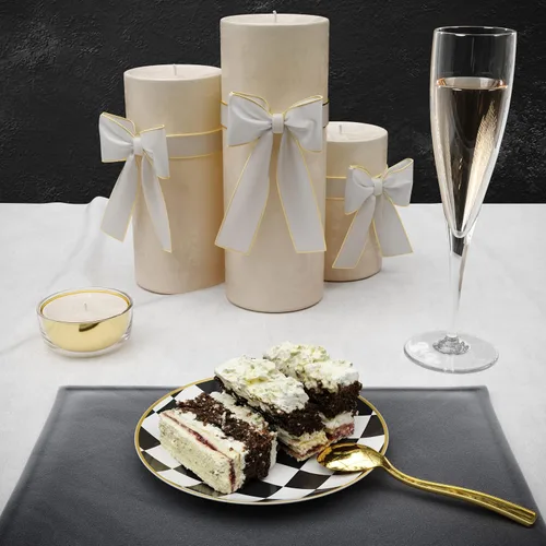 Vista 5 de Trendables Mini platos de postre desechables con cucharas de oro I 120 PCS I Sirves 60 Personas I Platos pequeños a cuadros con gol cuadriculado