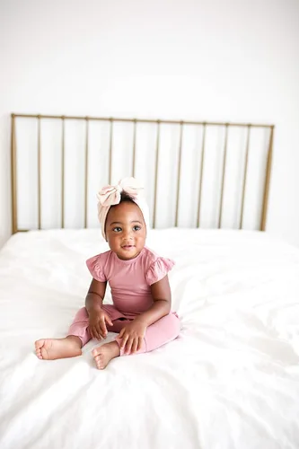 Vista 32 de Posh Peanut Mameluco de manga casquillo con volantes para bebé, ropa para niñas recién nacidas, pijama de una pieza para niños, viscosa suave