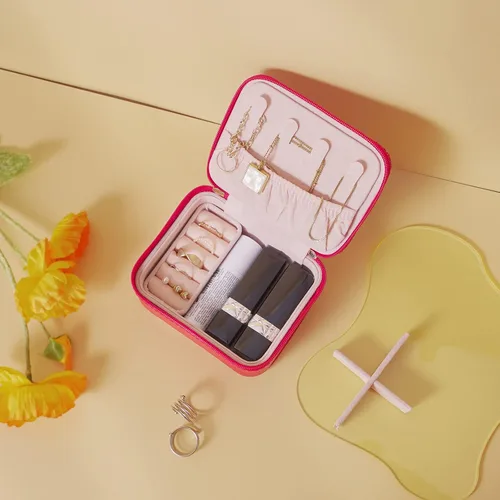 Vista 4 de AILONMEI Pequeña caja organizadora de joyas para mujeres, minicajas de joyería de cuero portátiles, almacenamiento de aretes, anillos de viaje
