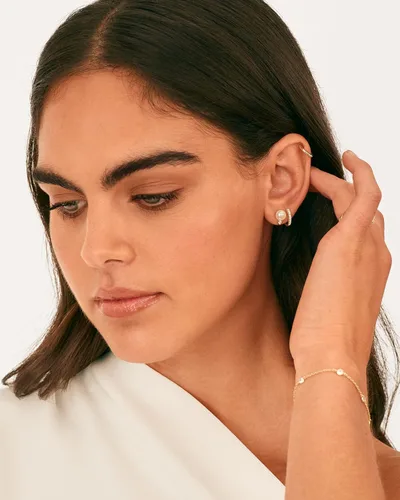 Vista 4 de PAVOI Aretes de perlas con botón de plata de ley 925 chapada en oro de 18 quilates Aretes de perlas cultivadas en agua dulce de calidad AAA+