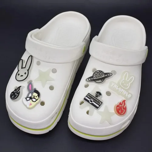 Vista 2 de Juego de 8 dijes para decoración de zapatos, pulsera de BUNNY que brillan en la oscuridad, regalos de fiesta, niños, niñas, hombres y mujeres, 8