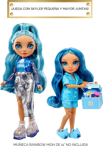 Vista 4 de Rainbow High Jr High PJ Party - Skyler, Muñeca de moda posable azul de 9" con enterizo suave, pantuflas, accesorios de juego divertidos, gran