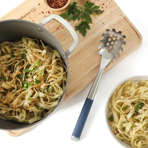 Vista 3 de Calphalon Edge - Servidor de pasta de acero inoxidable con mango de silicona, resistente al calor, antiadherente, seguro, tenedor para servir pasta