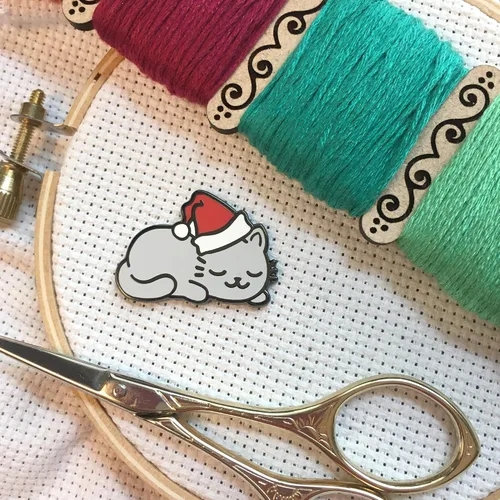 Vista 5 de Sleepy Christmas Kitty en Santa Hat Magnético Esmalte Aguja Minder