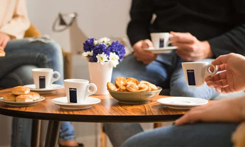 Vista 3 de Bundle Lavazza Super Crema - Café en grano entero, tostado expreso ligero mediano, 2.2 libras (paquete de 1) + mezcla de café integral Lavazza Dek