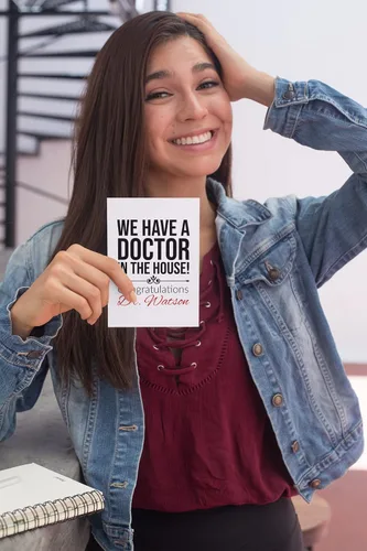 Vista 3 de Tarjetas de graduación personalizadas para médico, tarjeta de felicitación personalizada para hija o hijo, tenemos un médico en la casa, regalos