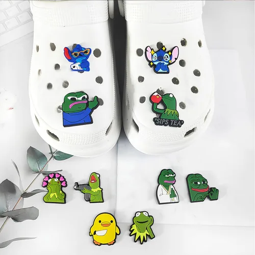 Vista 3 de 27 dijes de zapatos de rana de PVC para decoración de zapatos de dibujos animados para hacer bricolaje, sandalias, pulseras parodia divertidos