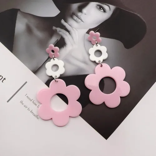 Vista 9 de Aretes acrílicos de flores para mujer, aretes colgantes de doble margarita, aretes florales de flores de resina para mujer, aretes Y2K de flores