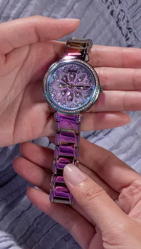 Vista 5 de GUESS US - Reloj analógico de corte floral iridiscente para mujer