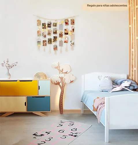 Vista 3 de Mkono - Expositor de fotos colgante de macramé para decoración de pared con luces de cadena, collar de cuentas de madera estilo boho, marco