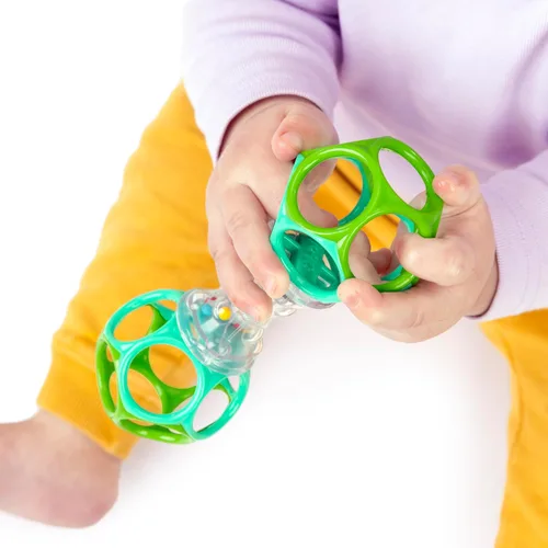Vista 4 de Sonajero Bright Starts Oball Shaker, Edades Recién Nacidos Plus Oball Shaker Rattle (1 paquete)
