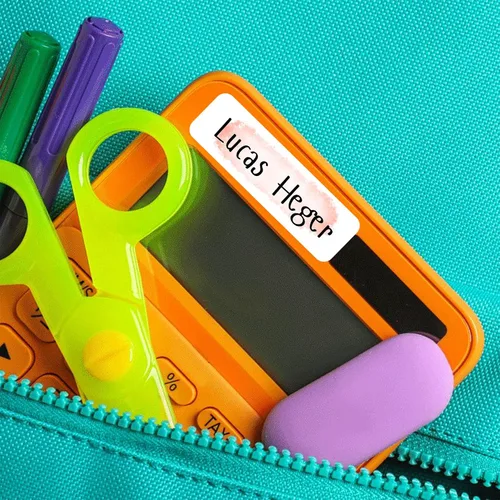 Vista 2 de Etiquetas de nombre personalizadas para niños para guardería (180 unidades), impermeables, aptas para lavavajillas, etiquetas con nombre