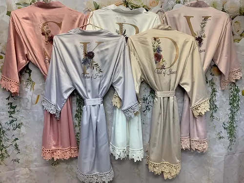 Vista 5 de Personalized Bridesmaid Robes Lace Bridal Robe Customized Gift Floral Design Satin Kimono Robe Wedding Party Getting Ready Short Robe Bachelorette