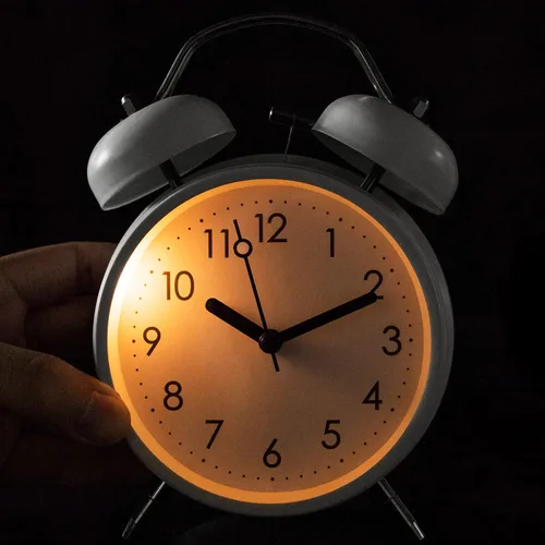 Vista 5 de PILIFE Reloj despertador analógico, 4 pulgadas, súper silencioso, sin tictac, con luz de fondo, sin repetición, funciona con pilas, campana ruidosa
