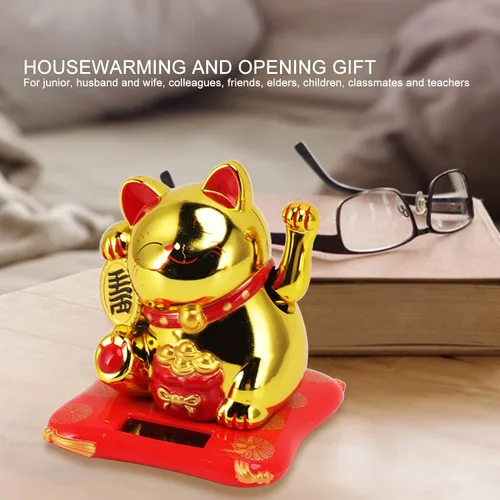 Vista 8 de Adorno de gato de la suerte alimentado por energía solar, gato de la fortuna agitando con cara sonriente, diseño de bolsa de bendición dorada