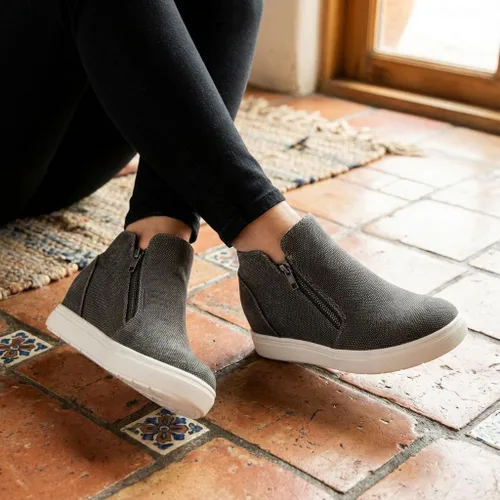 Vista 3 de CUSHIONAIRE - Tenis deportivos Hart Hidden de plataforma para mujer, disponibles en modelos más anchos