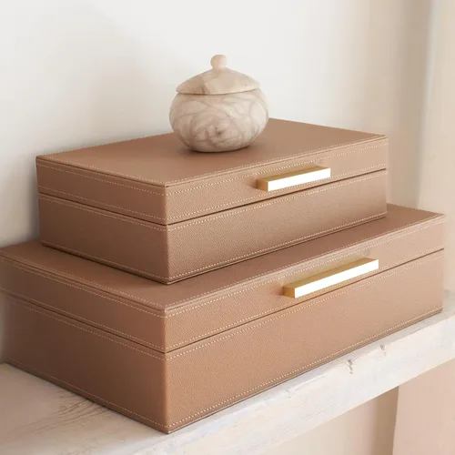 Vista 10 de ZICOTO Moderno juego de 2 cajas de almacenamiento decorativas con asas de metal negro, caja organizadora de joyas de piel sintética, caja