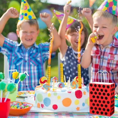 Vista 4 de Gersoniel Paquete de 16 bolsas de regalo para fiesta de mariquita, bolsas de dulces con asas, lunares rojos y negros, suministros de fiesta