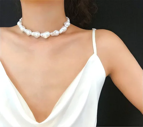 Vista 2 de Cathercing Gargantilla con colgante de perlas irregulares barrocas para mujer, dije vintage, cadena ajustable, simple y elegante, accesorios lindos