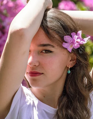 Vista 5 de Pequeños aretes de aro de oro con forma de concha y perlas colgantes, ligeros, hechos a mano, joyería para mujer
