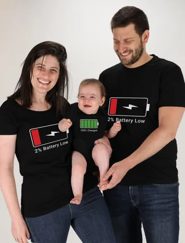 Vista 2 de Tstars Camisetas familiares a juego – Divertido juego de batería baja y carga completa para mamá, papá y bebé – Regalo para nuevos padres