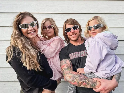 Vista 2 de GUVIVI Gafas de sol para niños con correa envolvente, gafas de sol futuristas para niños y niñas, persianas ovaladas de 4 a 12 años
