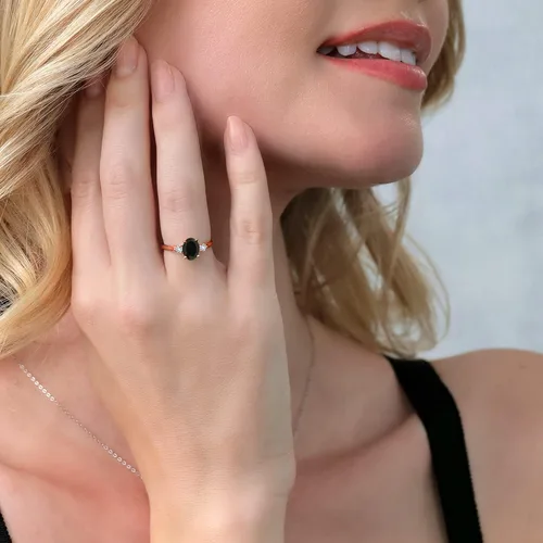 Vista 4 de Gem Stone King Anillo de compromiso ovalado de oro rosa de 10 quilates, ónix negro y zafiro blanco creado con 3 piedras para mujer
