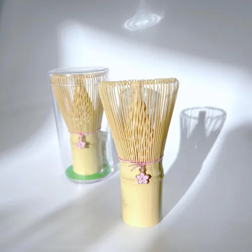 Vista 4 de Batidor tradicional de bambú matcha, Chasen de 120 puntas con dije de Sakura, 4 x 2.5 pulgadas, batidor de té natural para preparación de matcha