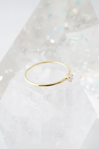 Vista 4 de Honeycat Anillo de punta de cristal de cuarzo rosa en oro, oro rosa o plata Joyería minimalista y delicada