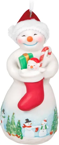 Vista 9 de Hallmark Keepsake Adorno de Navidad 2025, Snowtop Lodge Ollie U. Halfpipe, porcelana, muñeco de nieve, regalos para coleccionistas