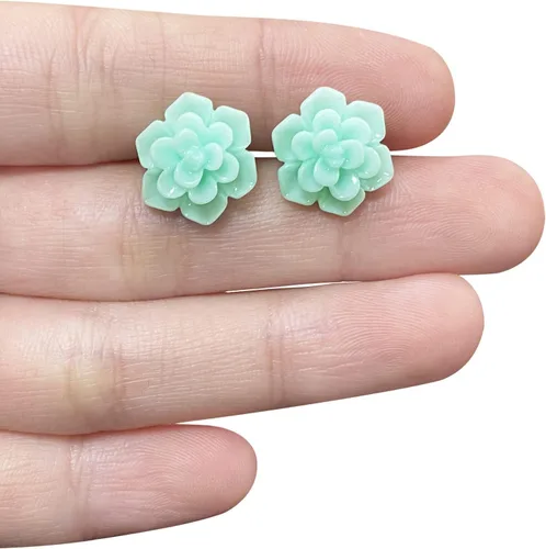 Vista 2 de Aretes de suculentas hechos a mano de 13 mm, hipoalergénicos, con poste de plata de ley 925, aretes de cerámica blanda con resina para mujer