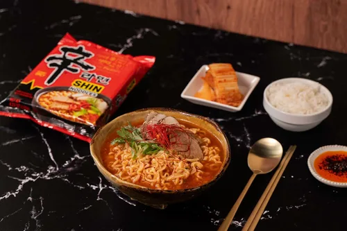 Vista 13 de Nongshim Ramen Noodles, Ramen instantáneo gourmet, sopa de fideos microondable premium, Shin picante, paquete familiar, 4.23 onzas (paquete de 16)