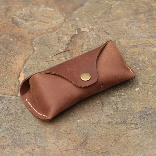 Vista 4 de Funda de cuero genuino para gafas con personalidad vintage, hecha a mano, funda protectora para gafas