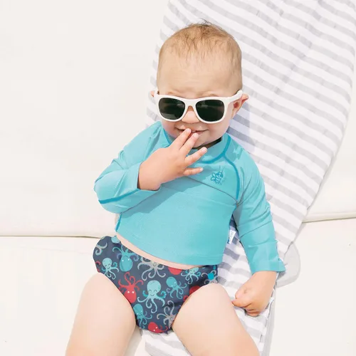 Vista 2 de i play. Baby Snap Reusable Absorbent Swim Diaper + Swim Cap Set