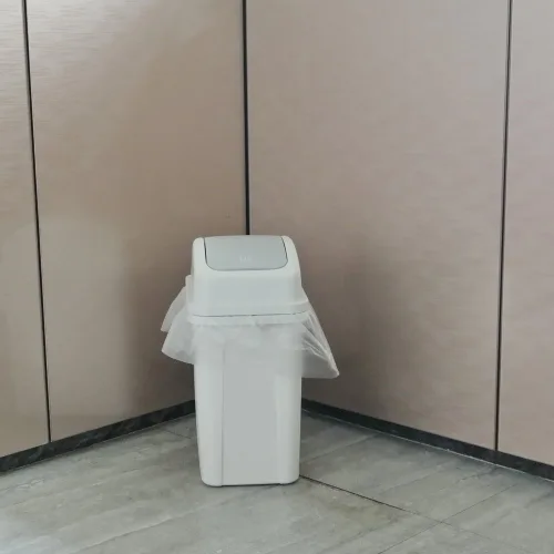 Vista 5 de Teyyvn Cubo de basura de plástico de 7 litros/1.8 galones, bote de basura pequeño con tapa abatible (ligeramente gris)