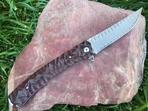 Vista 2 de TACTICAL GEARZ Cuchillo de bolsillo de Damasco - Cuchillo plegable EDC con mango de palisandro - Hoja VG10 de acero de Damasco de 67 capas