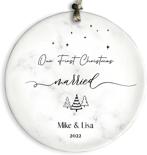 Vista 10 de Adorno personalizado de cerámica casada de nuestra primera Navidad (diseño C)