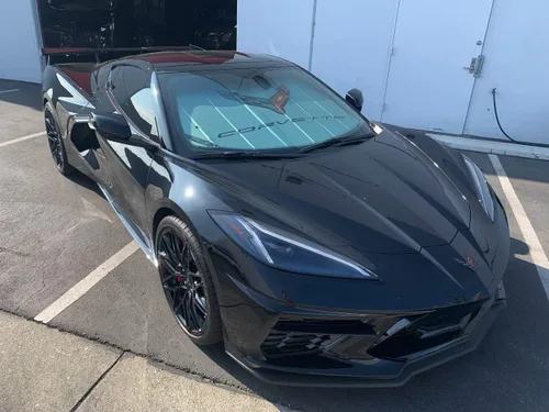 Vista 4 de Parasol estilo acordeón C8 Corvette - Aislado plateado con logo plegable para parabrisas para Corvettes Stingray, Z51, Z06, E-Ray de 2020-2026