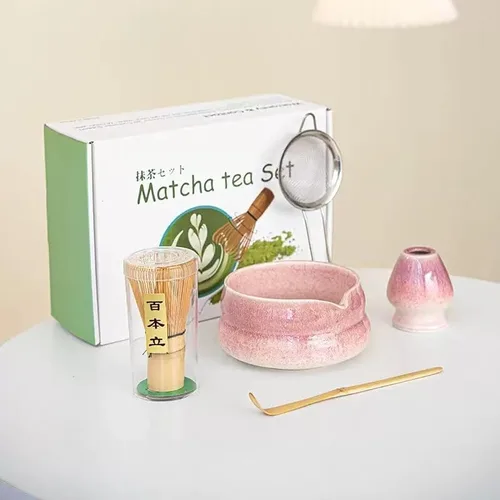Vista 3 de Juego de té Matcha premium, 5 piezas con cuenco de cerámica esmaltada de transformación en horno, batidor de bambú de punta, cuchara, tamiz y Marrón