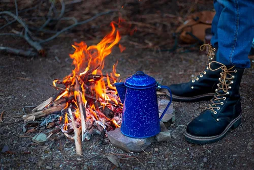Vista 5 de GSI Outdoors Cafetera esmaltada para almacenar café caliente, té para campamento y granja, 8 tazas