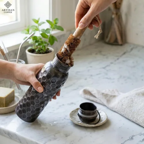 Vista 7 de Artisan - Botella de agua ayurvédica de cobre de 32 onzas, hecha a mano, 100% cobre puro, botella martillada para beber con cepillo de madera, a