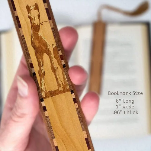 Vista 12 de Marcador de madera grabado con borla, también disponible sin personalización