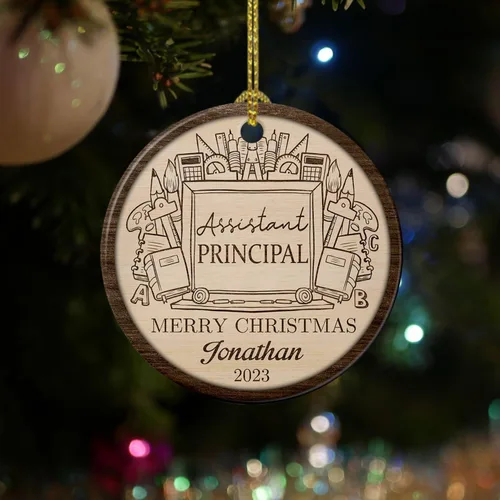 Vista 4 de Adorno de cerámica personalizado de asistente principal, adornos de Navidad del mejor asistente del mundo, texto personalizado, año y nombre de Papá