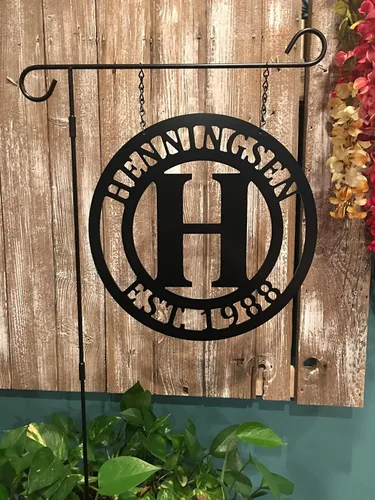 Vista 2 de Poste de lámpara de apellido colgante con opción de poste de bandera de jardín, regalo personalizado para el hogar para mujeres u hombres, 12