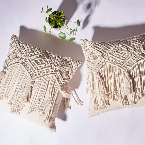 Vista 6 de Folkulture Juego de 2 fundas de almohada bohemias para decoración del hogar, 16 x 16 pulgadas, fundas de almohada de macramé modernas con borlas